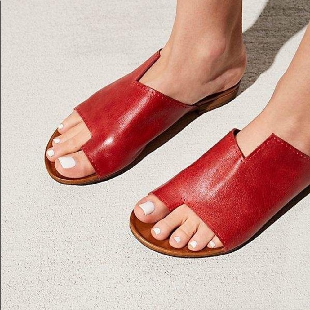 bueno tulla red leather sandal
